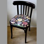 Sedia nera con seduta dopo il restauro