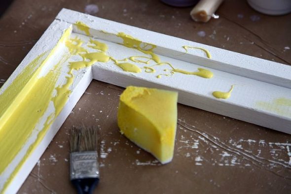 Applicazione della vernice con una spugna