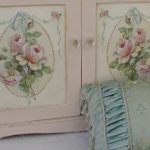 Decoupage di mobili con motivi floreali
