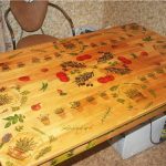 Il decoupage può trasformare il tavolo della tua cucina