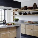 Legno e cemento per i mobili della cucina