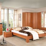 Camera da letto in legno con armadio angolare