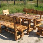 Tavolo in legno all'esterno