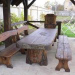 Tavolo in legno dalla forma insolita