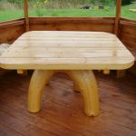 Un tavolo in legno è un attributo essenziale di un gazebo