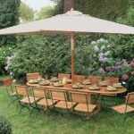 Tavolo in legno con baldacchino per cottage estivo