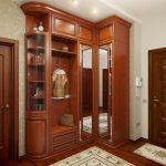 Mobile angolare in legno nel corridoio