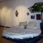 Letto rotondo per bambini sospeso su corde