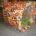 Pouf per bambini realizzato con bottiglie
