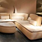 Divano con pouf dalla forma insolita
