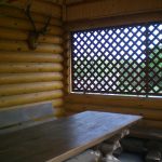 Lungo tavolo di legno nel gazebo