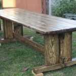 Lungo e spazioso tavolo in legno