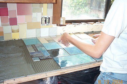 Le piastrelle di ceramica vengono utilizzate per il restauro