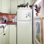 Se il frigorifero non è incassato nel mobile della cucina e non si adatta all'arredamento interno della stessa, è possibile rivestirlo e rivestire le ante dei mobili con una pellicola della stessa tonalità.
