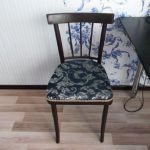 Foto di una sedia dopo il restauro fai da te