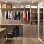Camerino con grande specchio e tavolo