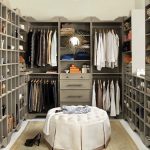 Cabina armadio con specchio e grande pouf