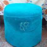 Pouf rotondo blu fatto di bottiglie