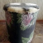 Pouf pronto all'uso realizzato con bottiglie di plastica con seduta in pelliccia