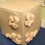 Pouf pronto all'uso con rose riempite di bottiglie