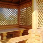 Una buona opzione è un tavolo fatto di legno e tronchi
