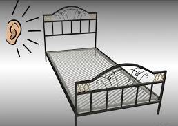 Il letto di metallo scricchiola
