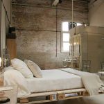 Utilizzo di un letto sospeso per una camera da letto in stile loft