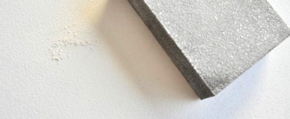 Levigatura del piano del tavolo con carta vetrata