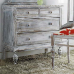 Cassettiera e sedia in stile shabby-ik