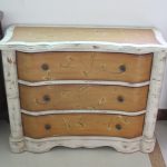 Cassettiera con petali in stile provenzale
