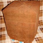 Pouf quadrato marrone realizzato con bottiglie