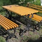 Pediera in ferro battuto e piano del tavolo in legno