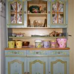 Bellissima cucina per una casa di campagna realizzata con la tecnica del decoupage