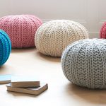 Bellissimi pouf lavorati a maglia di diversi colori