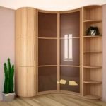 Bellissimo mobile angolare in legno con ripiani a raggio aperto