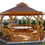 Bellissimo tavolo in legno per una casa estiva