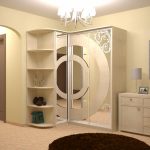 Bellissimo mobile angolare per l'ingresso dal design interessante