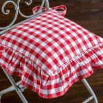 Cuscino a scacchi rossi e bianchi