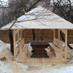 Tavolo in legno robusto per gazebo