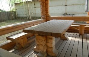 Tavolo in legno robusto e affidabile