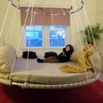 Letto rotondo su catene all'interno