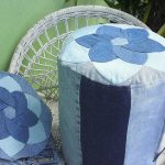 Pouf rotondo realizzato con jeans strappati e bottiglie con maniglia