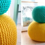 Pouf rotondo lavorato a maglia dai colori vivaci