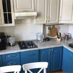La cucina ha assunto un aspetto completamente diverso dopo la verniciatura