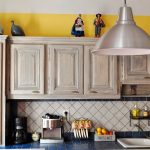 Cucina in stile provenzale, dipinta con la tecnica dell'invecchiamento