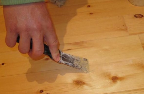 Applichiamo lo stucco con una spatola,