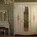Mobili con pittura all'interno