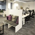 Area di sosta in un grande ufficio con postazioni di lavoro