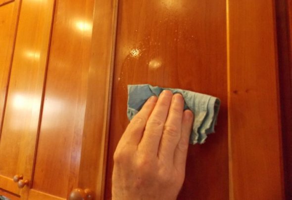 Puoi trattare i mobili con una miscela di aceto e olio d'oliva