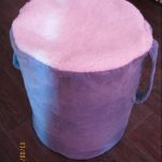Pouf morbido con manici ricavati da bottiglie di plastica